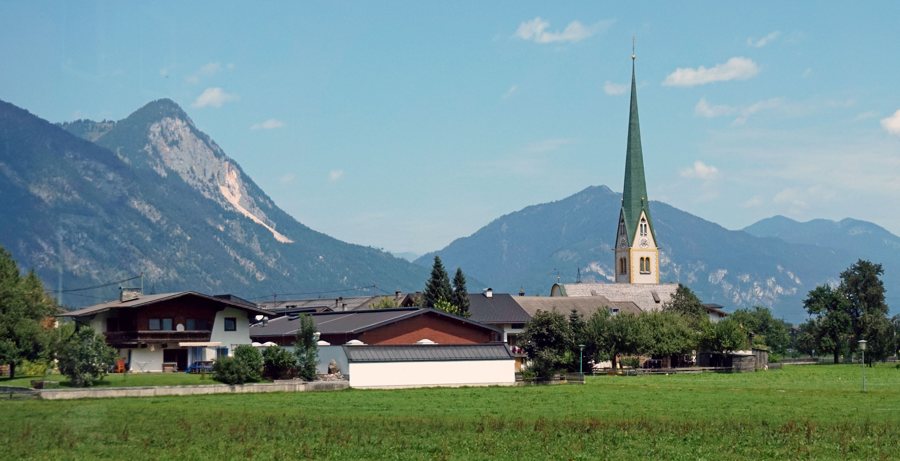 File:Strass im Zillertal.jpg