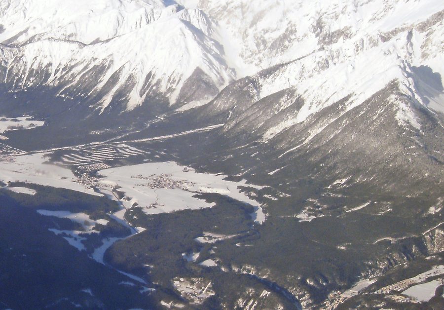 Verschneite Landschaft bei Wildermieming mit dem Mieminger Gebirge im Hintergrund