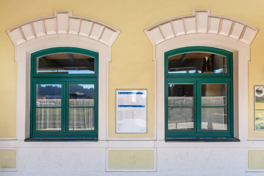 File:Feldkirchen Bahnhofstraße 46 Bahnhofsgebäude Fenster 16092023 4445.jpg