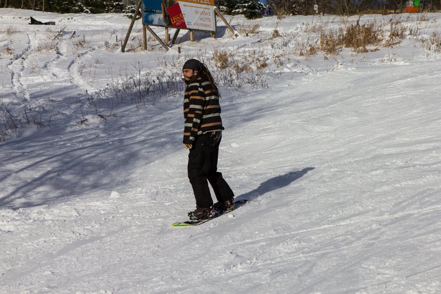 Snowboardeur sur une piste enneigée à Winterberg
