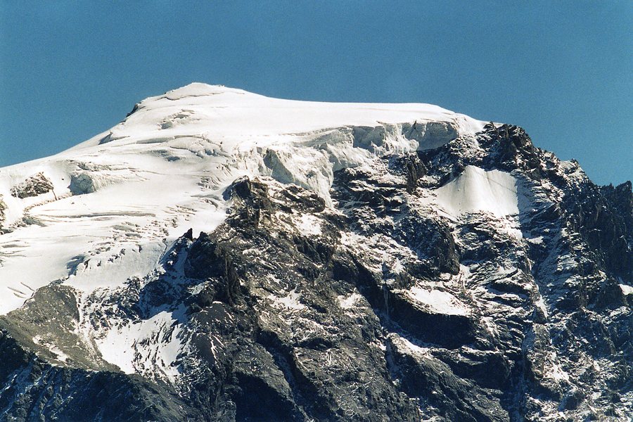 Sommet enneigé dans le paysage alpin de Sulden am Ortler