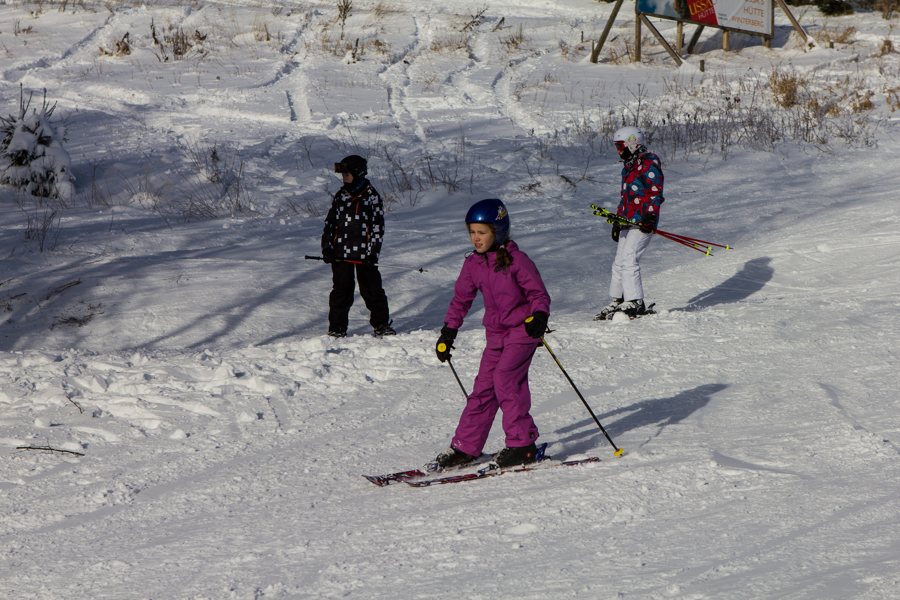 Enfants à ski sur une pente enneigée