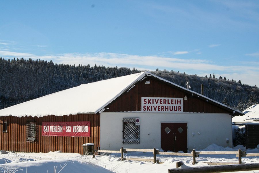 Location de skis dans un paysage hivernal enneigé