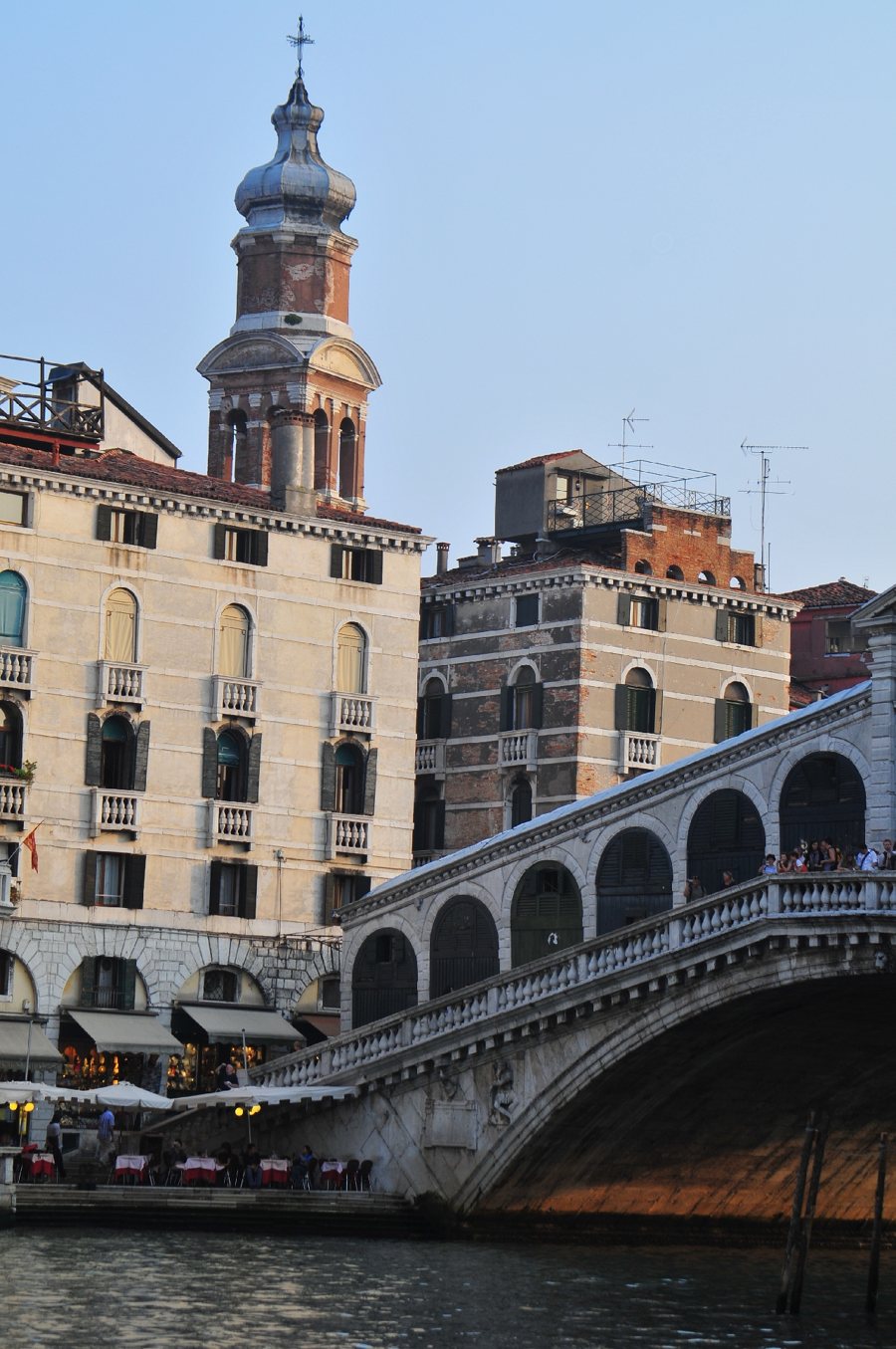 Pont en pierre au-dessus d’un canal, au milieu des bâtiments historiques de Venise