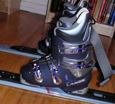 Skischuhe in einem Verleihregal