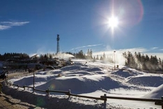 Skilanglauf in einer verschneiten Berglandschaft