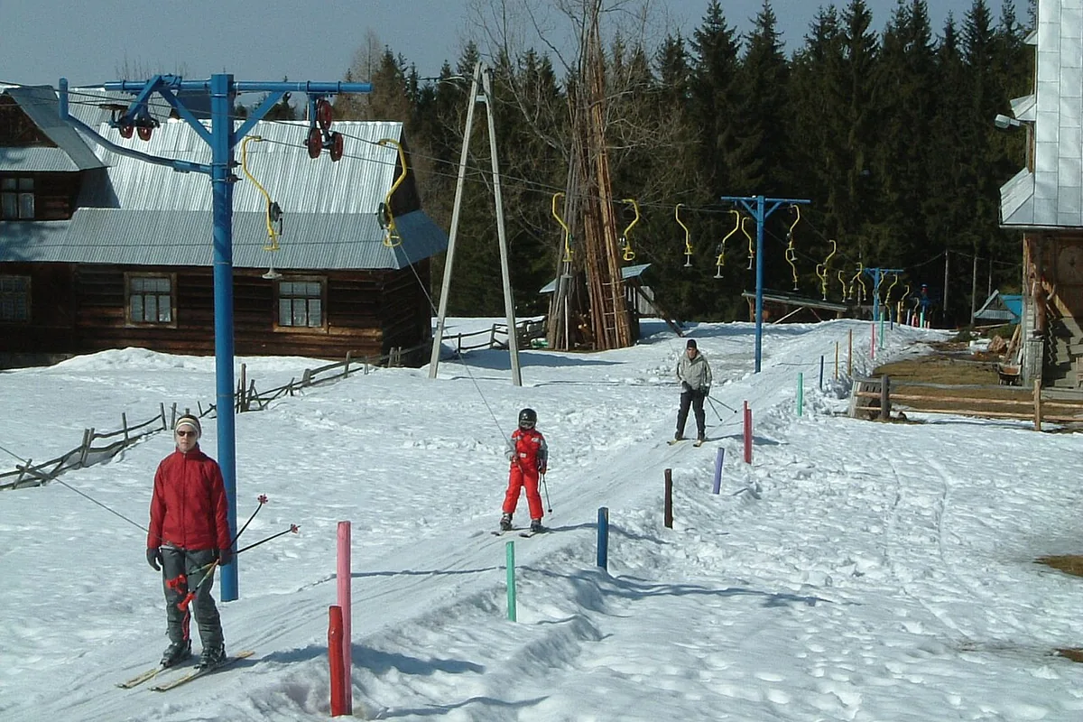 Skikinder und Skifahrer an einem Übungshang auf der Gubałówka in Zakopane, Polen.